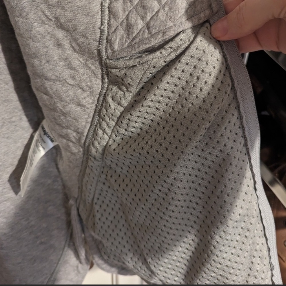 SOLD - Like New Patagonia organic cotton Quilted Hoodie - Picture 3 of 6